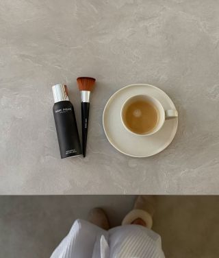 Hyaluronic Self-Tan Spray a Kabuki štětec je základní duo pro zdravě vypadající pleť. 🌱 #zdraveopaleni #selftan #marcibane...